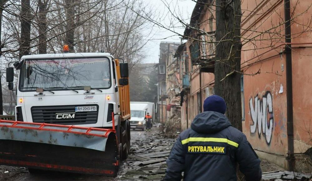 Громади Донеччини і благодійники допомагають Селидове ліквідовувати наслідки ворожих обстрілів (відео)