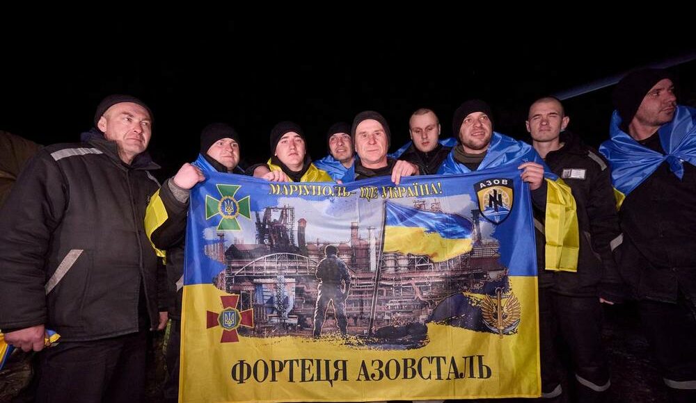 Проведено обмін полоненими: додому повернулося 100 українців, більшість — захисники Маріуполя