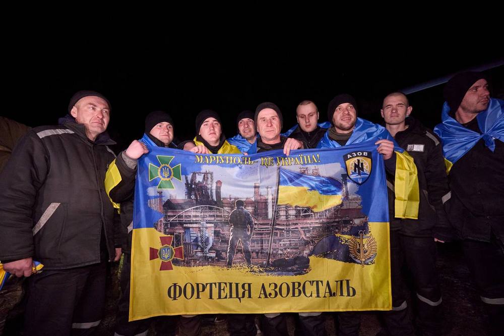Проведено обмін полоненими: додому повернулося 100 українців, більшість — захисники Маріуполя