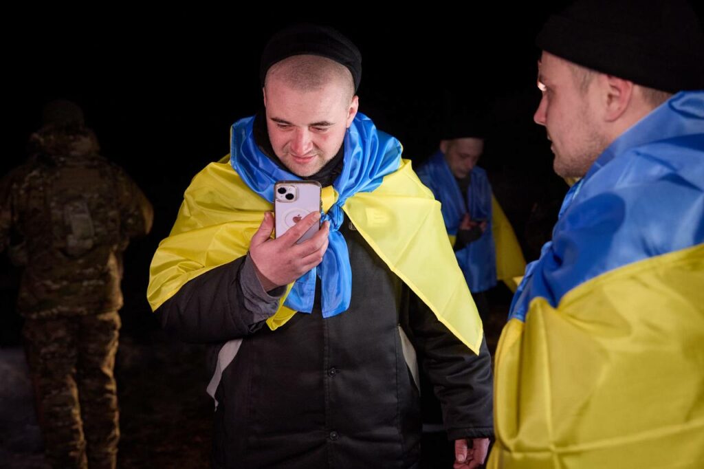 Проведено обмін полоненими: додому повернулося 100 українців, більшість — захисники Маріуполя
