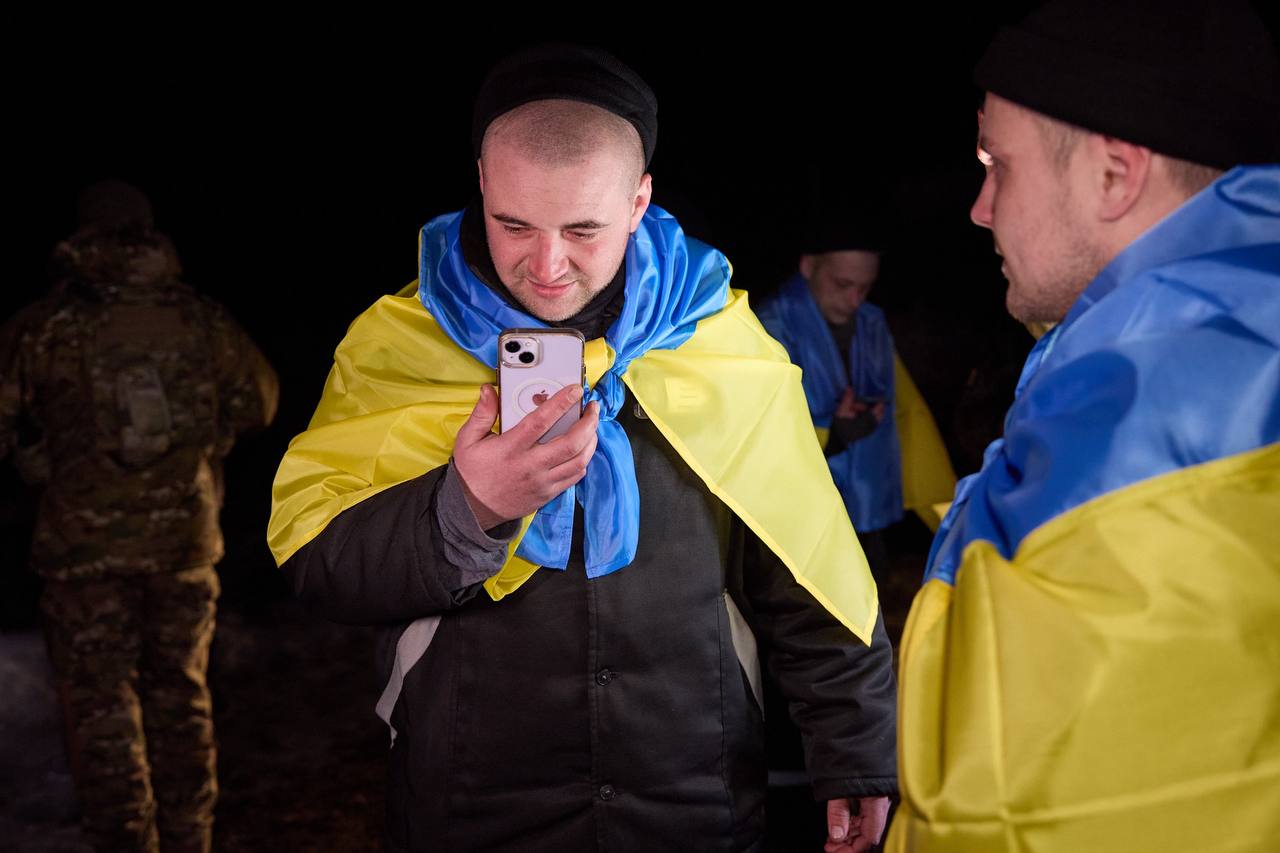 Проведено обмін полоненими: додому повернулося 100 українців, більшість — захисники Маріуполя