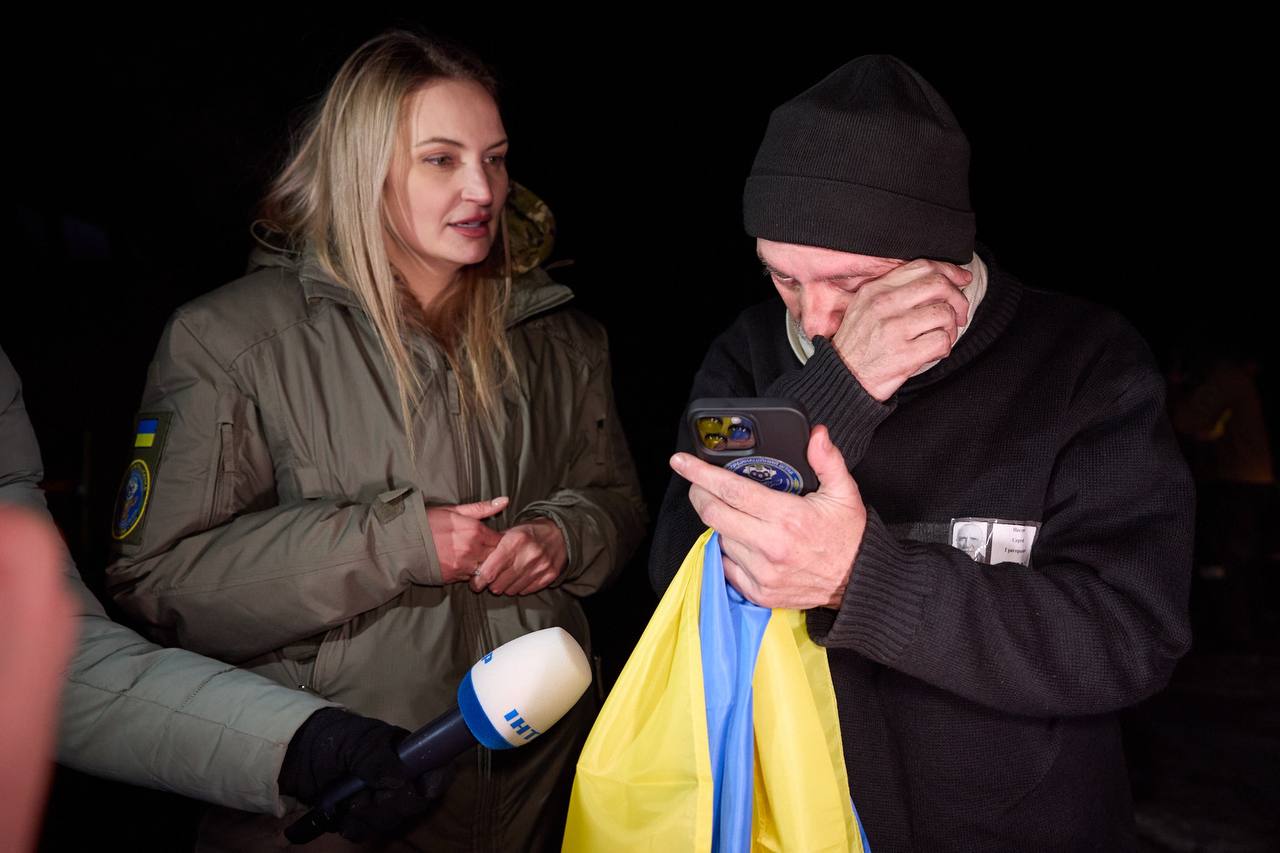 Проведено обмін полоненими: додому повернулося 100 українців, більшість — захисники Маріуполя