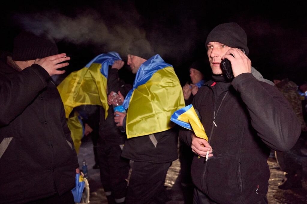 Проведено обмін полоненими: додому повернулося 100 українців, більшість — захисники Маріуполя