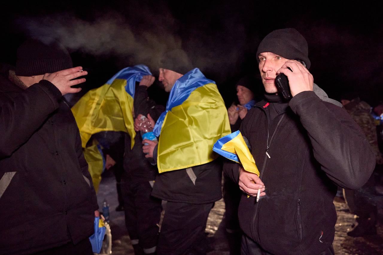 Проведено обмін полоненими: додому повернулося 100 українців, більшість — захисники Маріуполя