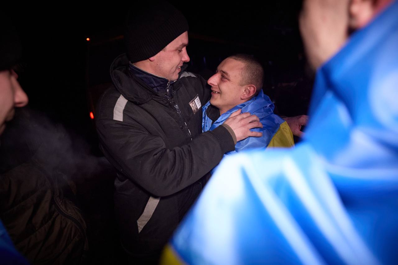 Проведено обмін полоненими: додому повернулося 100 українців, більшість — захисники Маріуполя