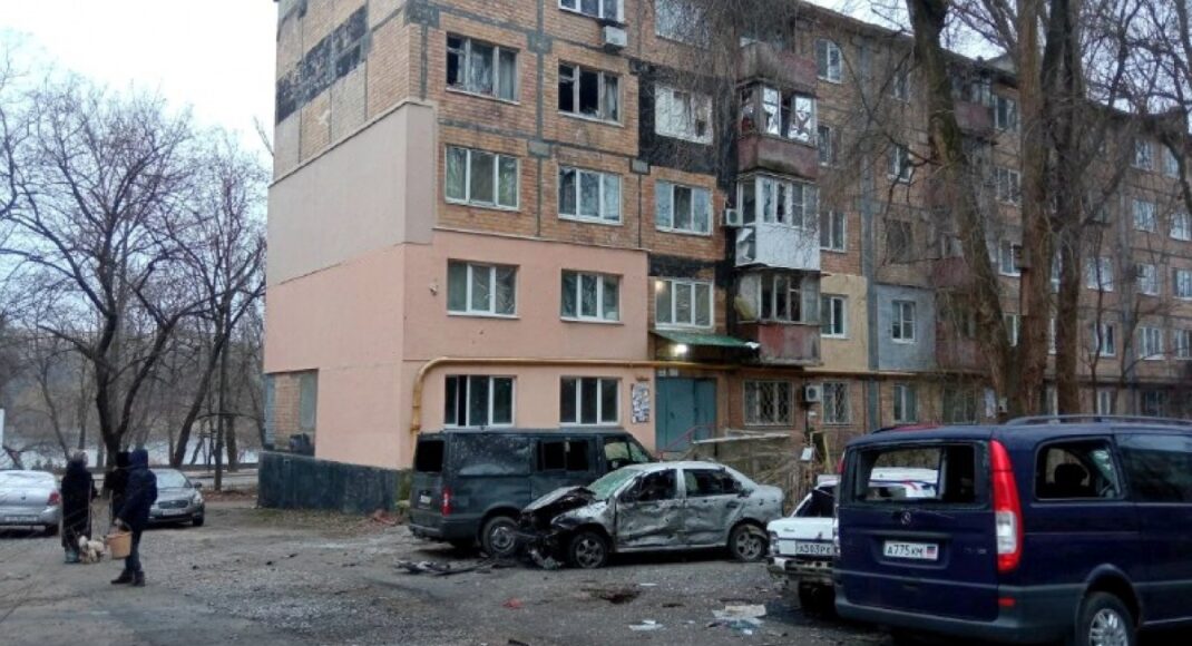 Самообстрел Донецка: в центре оккупированного города изуродованы машины и повреждены дома
