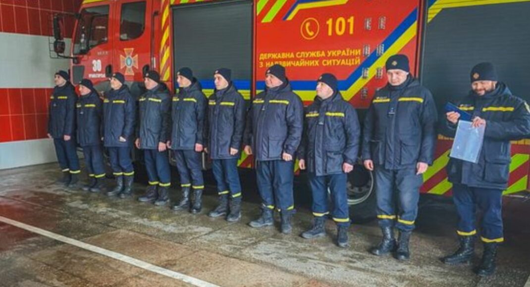 На Донеччині рятувальники 12 ДПРЗ отримали посвідчення "Ветеран війни - учасник бойових дій"