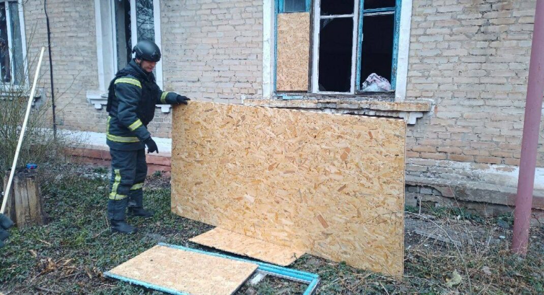 Рятувальники відновлюють пошкоджені будівлі після обстрілів у Покровському районі (фото)