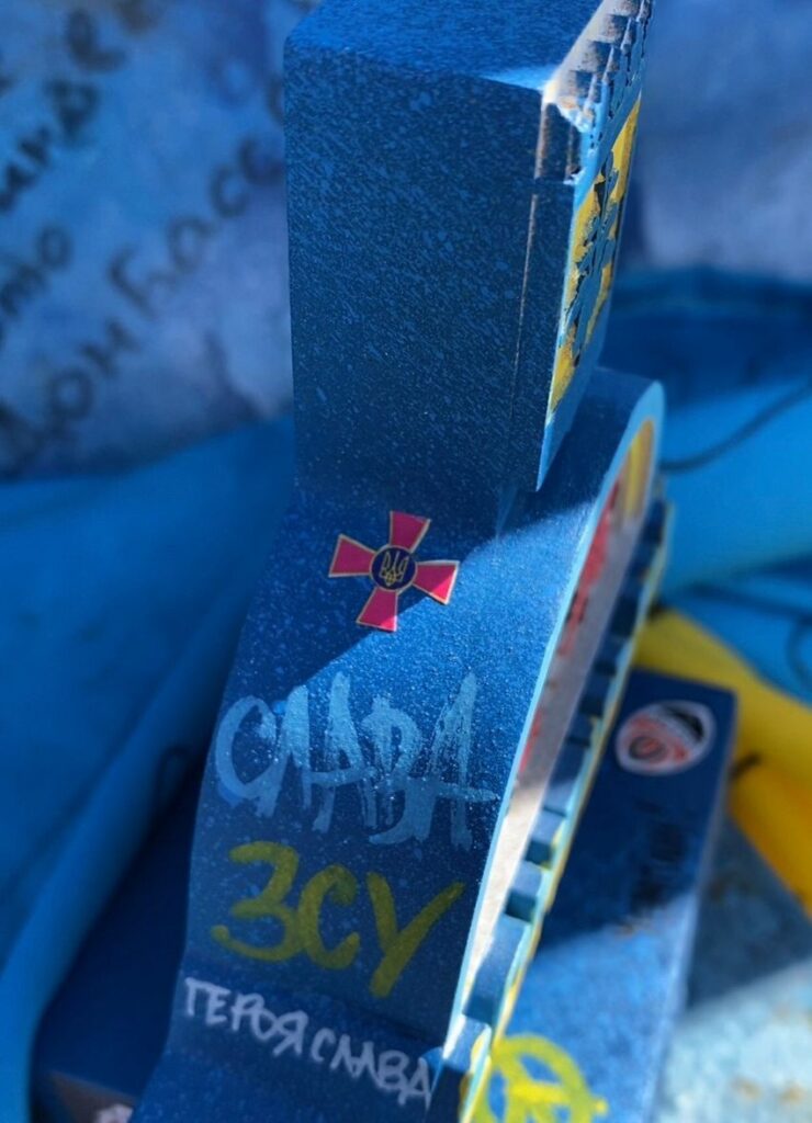 Біля стели на в'їзді в Донеччину замайоріли особливі стяги (фото)Біля стели на в'їзді в Донеччину замайоріли особливі стяги (фото)