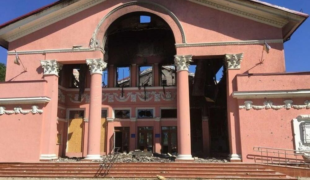 Маріупольський драмтеатр — храм мистецтв, який путін перетворив на братську могилу, — Луганська ОВА