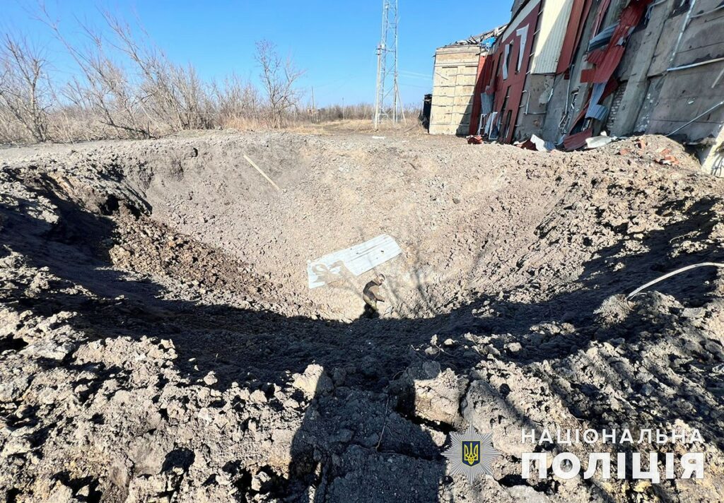 На Донеччині внаслідок ворожих обстрілів загинула жінка і 3 мирних жителів зазнали поранень