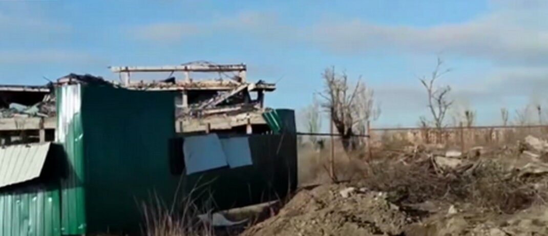 Міськрада показала зруйнований загарбниками бульвар у Лівобережному районі Маріуполя (відео)