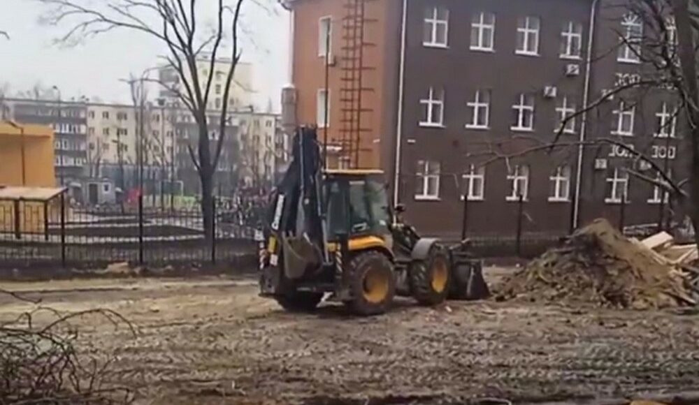 В оккупированном Мариуполе захватчики испортили дорогу (видео)