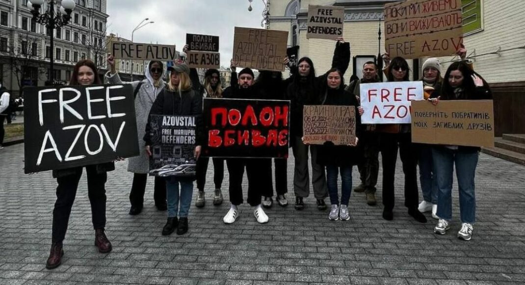 К воскресной акции в поддержку пленных защитников Азовстали присоединился певец Монатик (фото)