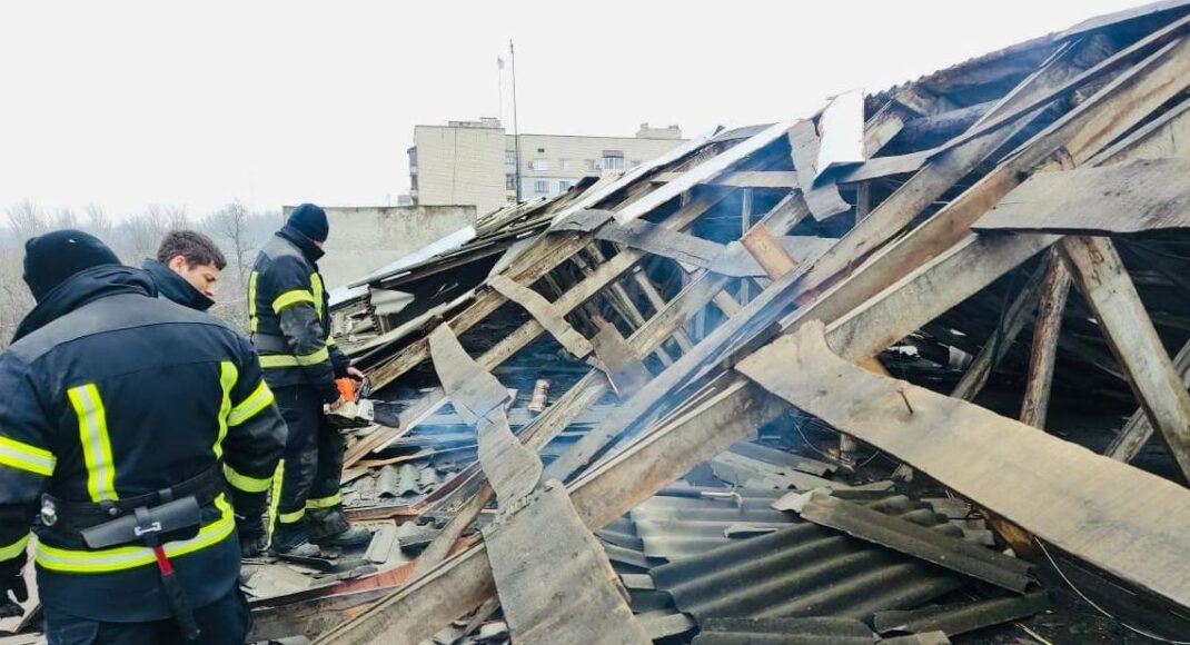 Рятувальники разом з комунальниками активно працюють над відновленням міста Покровськ після ворожих обстрілів (фото)