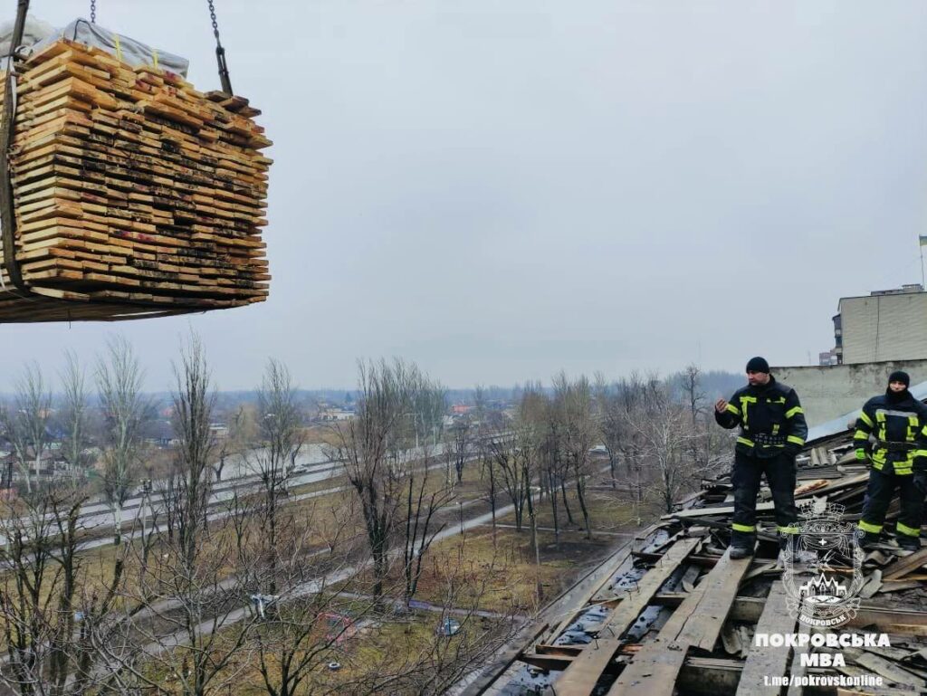 Рятувальники разом з комунальниками активно працюють над відновленням міста Покровськ після ворожих обстрілів (фото)