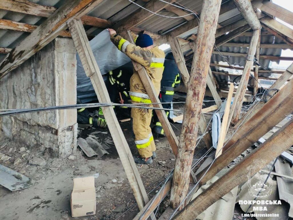 Рятувальники разом з комунальниками активно працюють над відновленням міста Покровськ після ворожих обстрілів (фото)