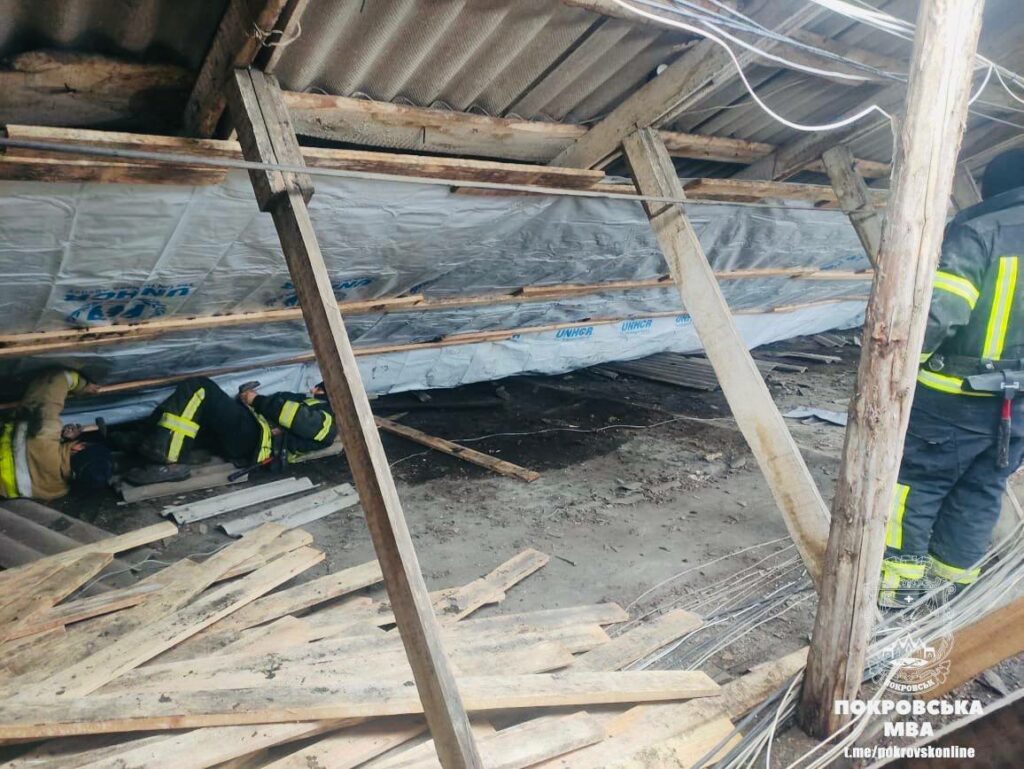 Рятувальники разом з комунальниками активно працюють над відновленням міста Покровськ після ворожих обстрілів (фото)