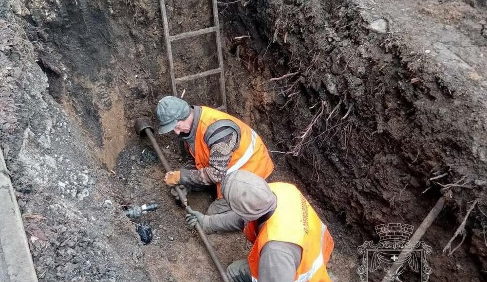 В Покровске восстанавливают коммуникации водоснабжения (фото)