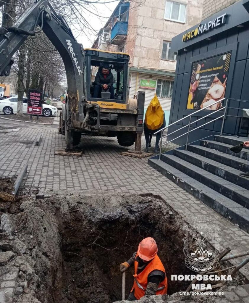 У Покровську відновлюють комунікації водопостачання (фото)