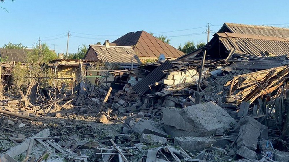 Полиция показала последствия попадания вражеской авиабомбы КАБ-500 по Щербиновке: есть 3 раненых (видео)