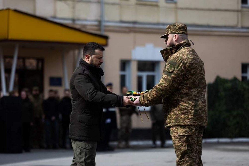 Зеленський нагородив почесною відзнакою "За мужність та відвагу" бригаду НГУ "Буревій", що боронить Луганщину (фото)