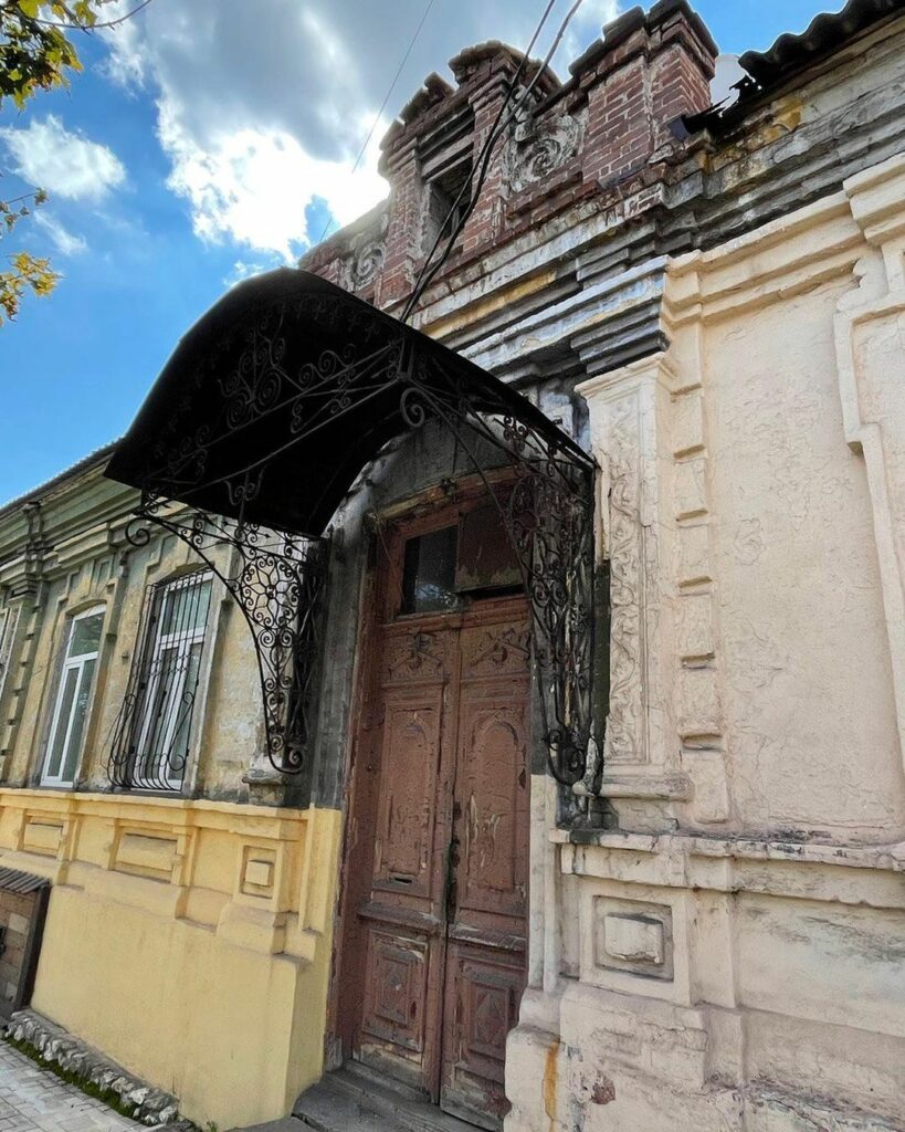 двері та вивіски