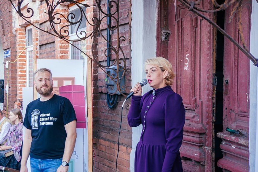 двері та вивіски