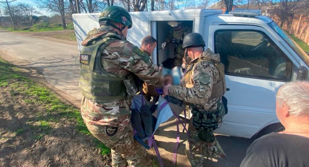 Патрульні показали, як надавали допомогу пораненій внаслідок обстрілу Костянтинівки жінці (фото, відео)
