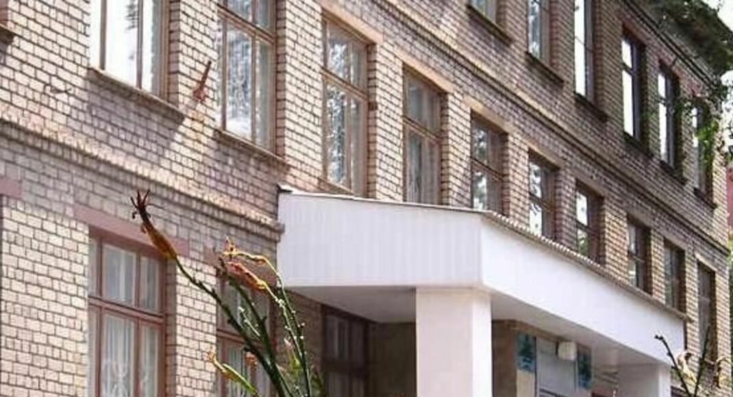 В оккупированном Алчевске россияне инспектируют школы и увольняют директоров