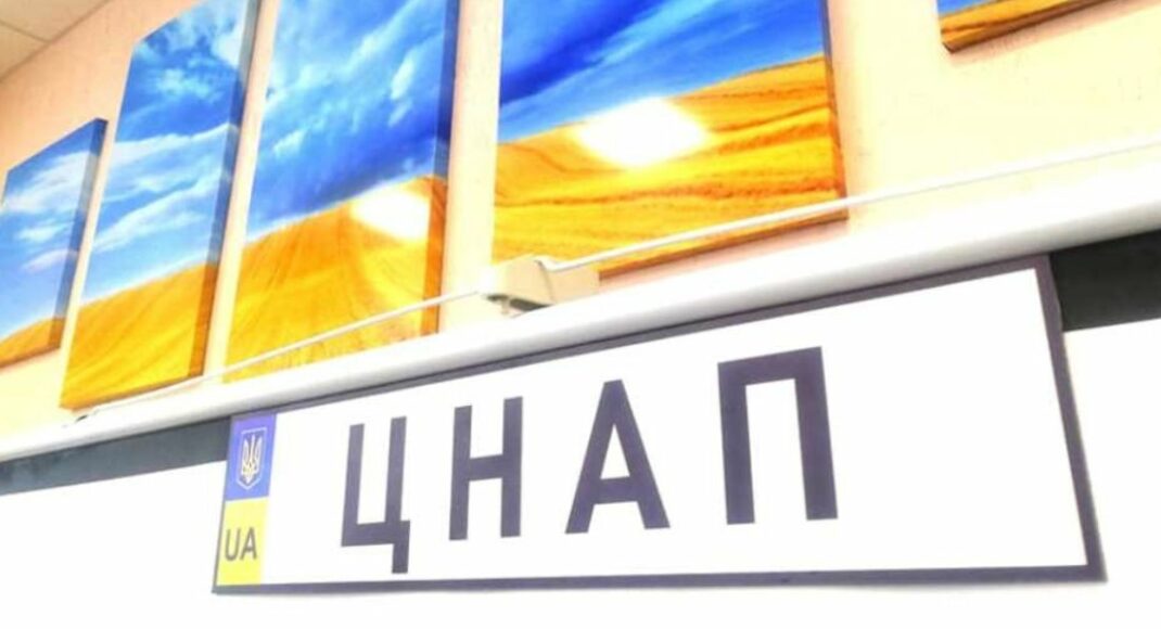 В хабе в Житомире переселенцев с Луганщины принимает администратор ЦПАУ