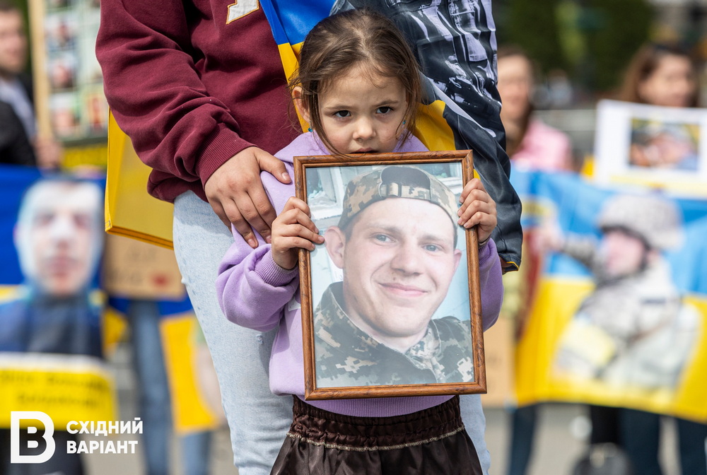 "Безвісти зниклі — це не вирок": у Києві пройшла акція, присвячена оборонцям Соледара та Бахмута (фото)