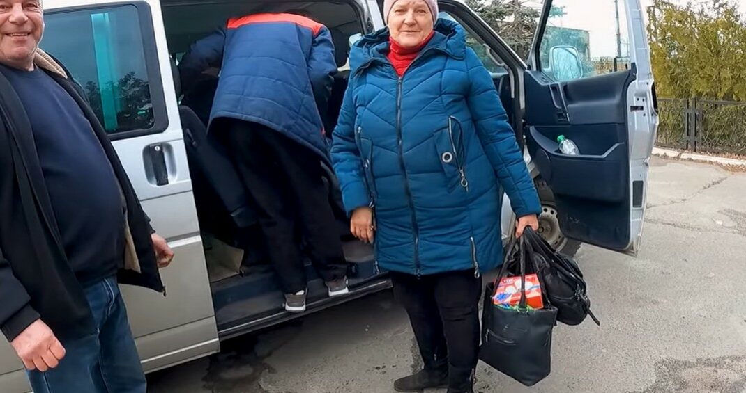 Зі знищеного ворогом будинку на Лиманщині "білі янголи" евакуювали родину з 97-річним дідусем (відео)