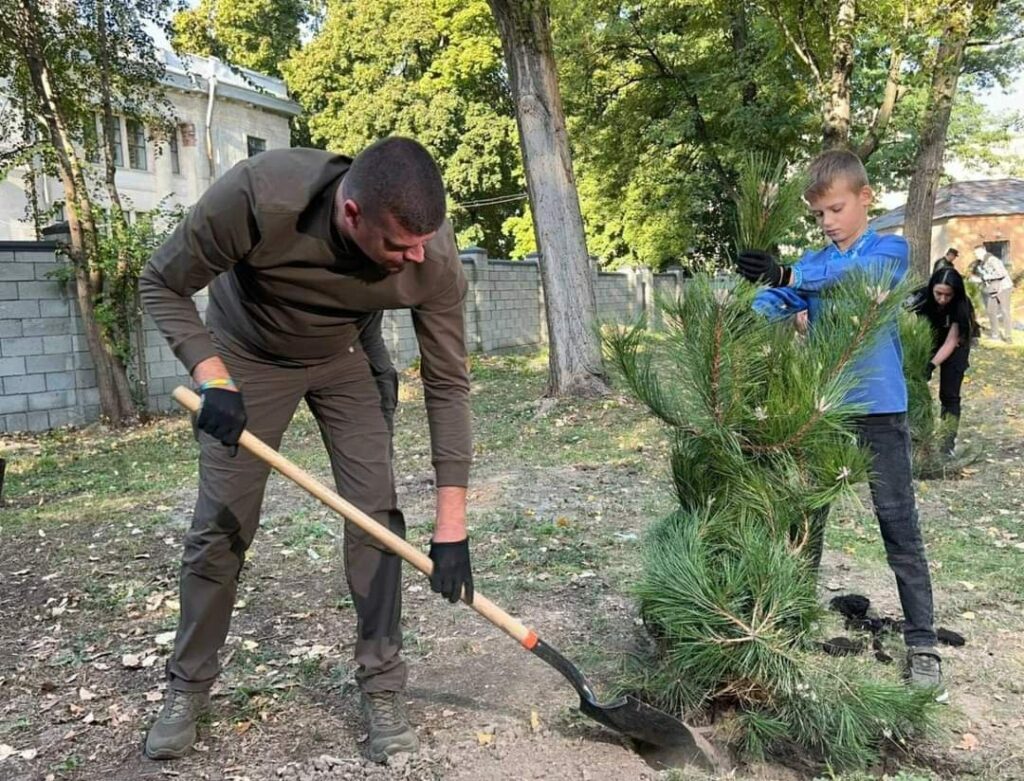 У День довкілля луганчани висадили п’ять кримських сосен на Алеї захисників Луганщини у Дніпрі (фото)