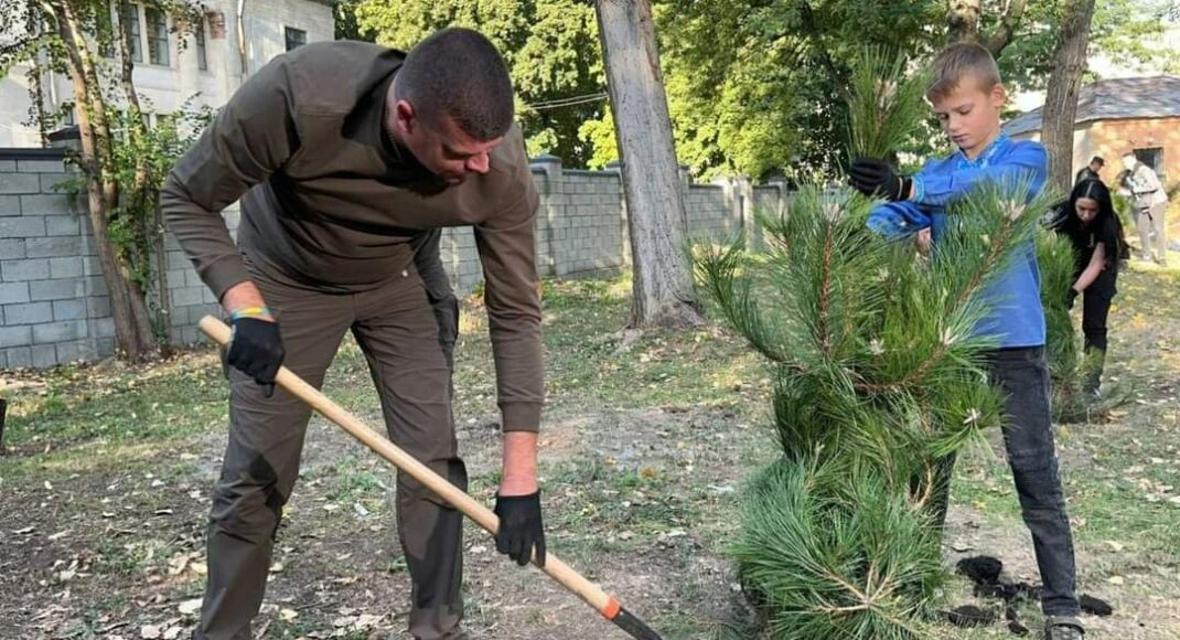 В День окружающей среды луганчане высадили крымские сосны на Аллее защитников Луганщины в Днепре (фото)
