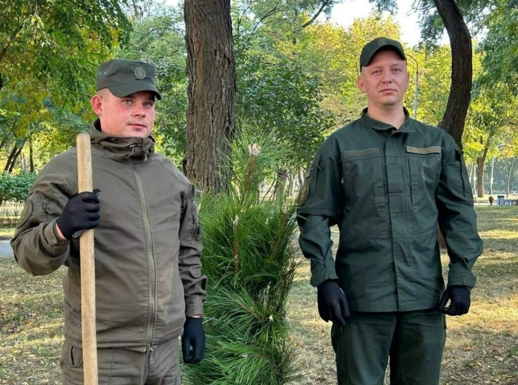 У День довкілля луганчани висадили п’ять кримських сосен на Алеї захисників Луганщини у Дніпрі (фото)