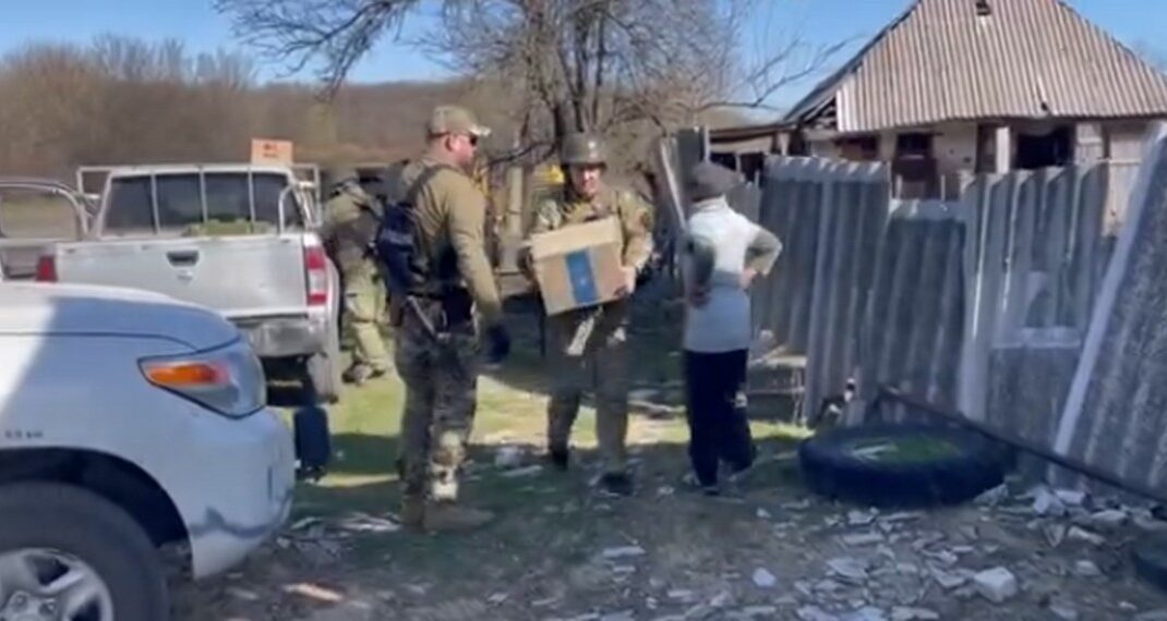 Полиция Луганщины доставила в прифронтовые села продукты и хлеб (видео)