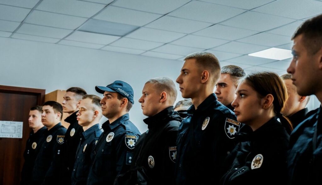Лави луганських поліцейських поповнили випускники вишів МВС