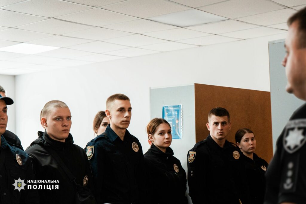 Лави луганських поліцейських поповнили випускники вишів МВС