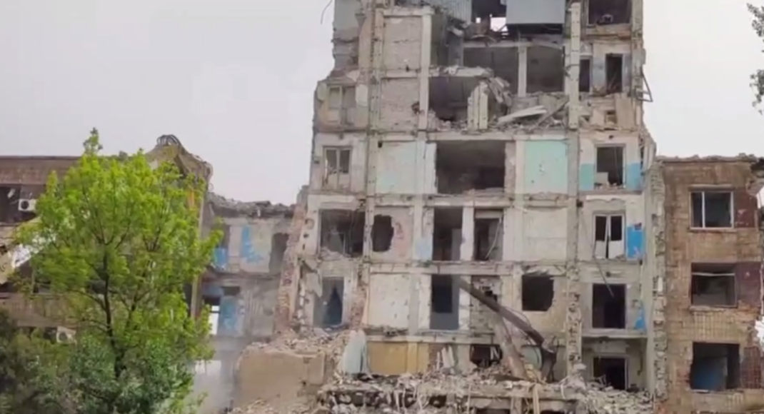 У Маріуполі окупанти знищують будівлю ТСОУ ДТСААФ в історичному центрі міста (відео)