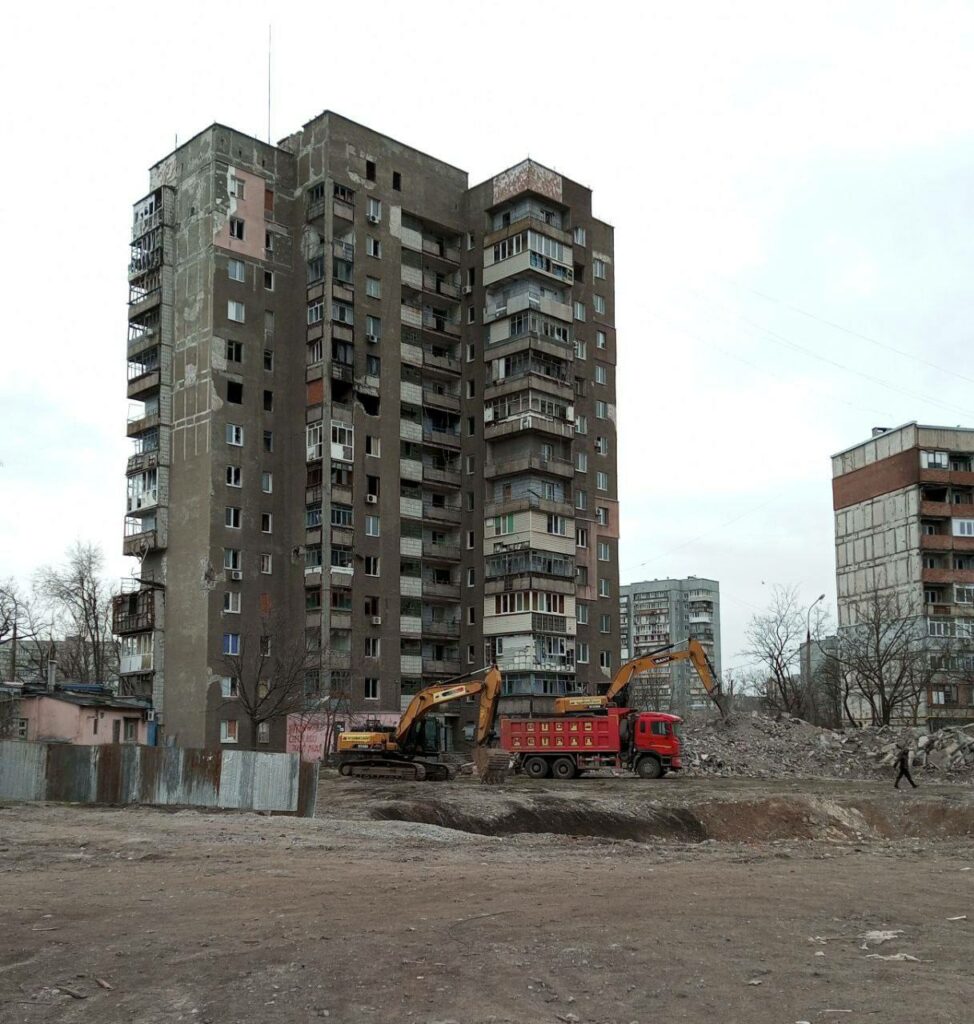 Окупанти продовжують зносити будинки в Маріуполі
