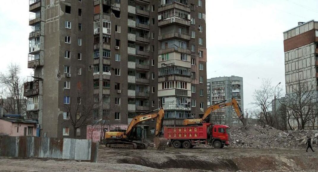 Окупанти продовжують зносити будинки в Маріуполі
