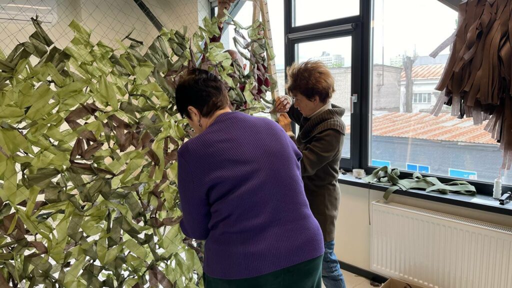 50 маскувальних сіток сплели маріупольці у Києві для захисників України
