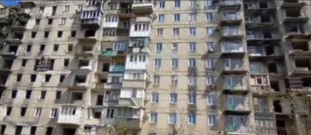 Горсовет показал Центральный район разрушенного оккупантами Мариуполя (видео)