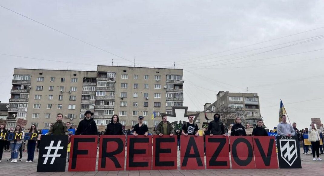 В Киеве провели акцию поддержки защитников Мариуполя (фото)