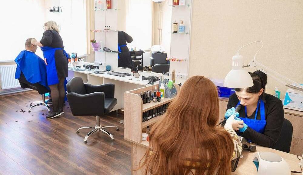 В центрах "Турбота" для переселенцев из Мариуполя предоставили более 83 услуг для ВПЛ за два года (инфографика)