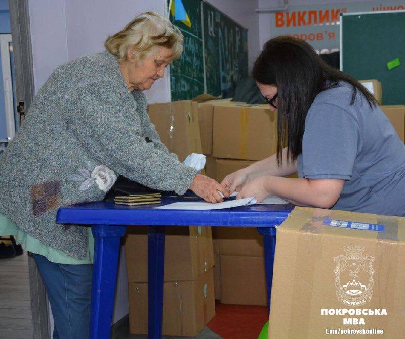 У Покровську продуктові пакунки вагою понад 10 кілограмів отримали замовники з порталу СпівДія (фото)