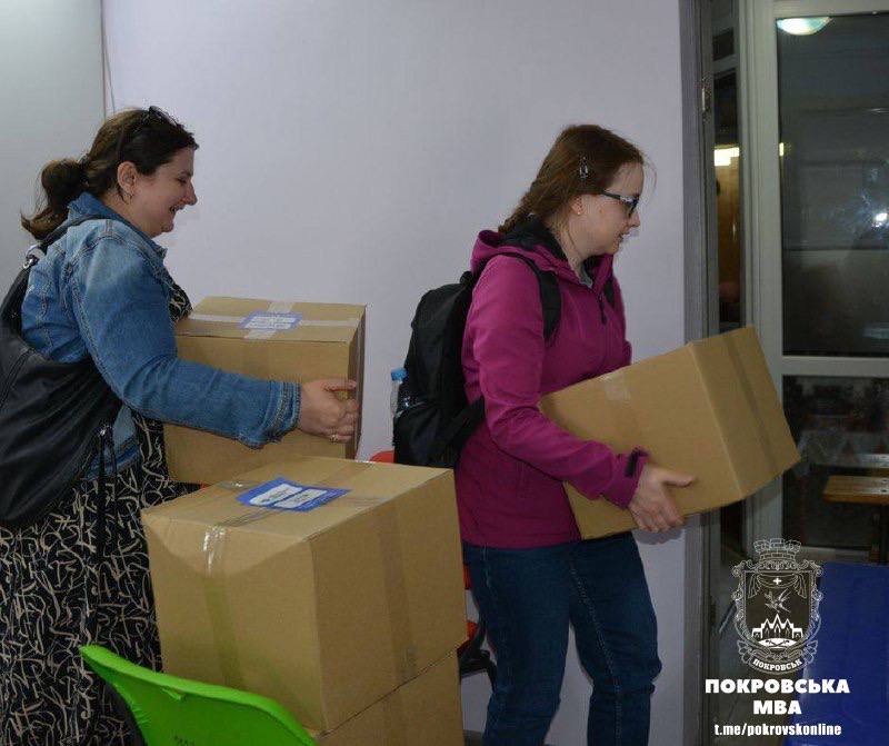 У Покровську продуктові пакунки вагою понад 10 кілограмів отримали замовники з порталу СпівДія (фото)