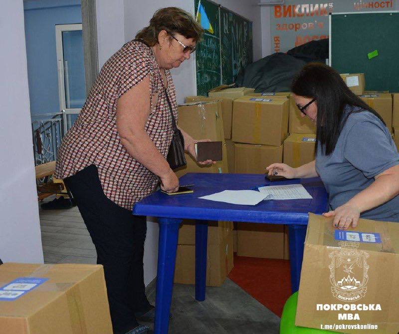 У Покровську продуктові пакунки вагою понад 10 кілограмів отримали замовники з порталу СпівДія (фото)