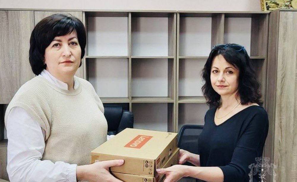Заклади середньої освіти у Покровській громаді отримали комп'ютери від Save the Children